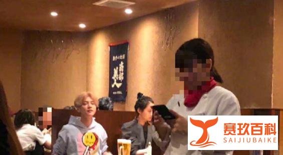 鹿晗关晓彤聚餐再被网友偶遇，关晓彤依偎鹿晗身旁小鸟依人