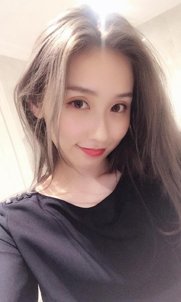 高颜值女主播汤秋儿，曾经是男球迷的福利，现在依然美到冒泡