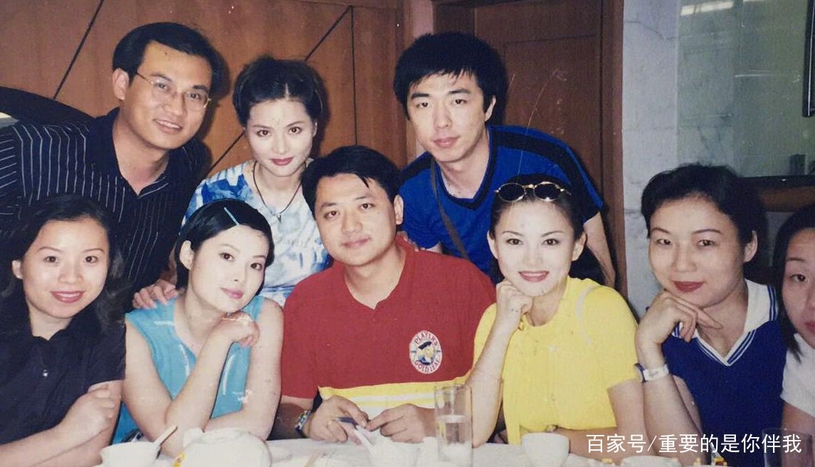 李湘晒与何炅23年前旧照，身材纤细修长，当初她是如何出圈的？