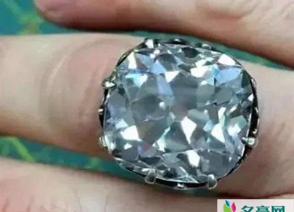 女子买了枚玻璃戒指价值近千万 千万玻璃戒指是怎么回事