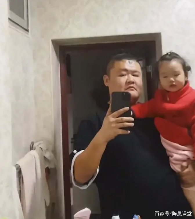 山东一男子发愁女儿长得太像自己，他为什么会有这样的烦恼？