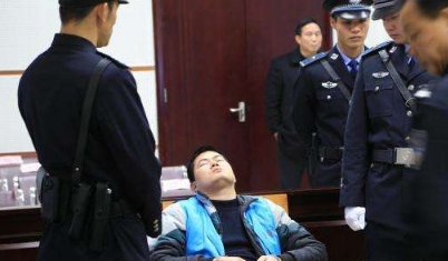 法院如何判决广西保安为泄私愤砍伤41名师生这件事？
