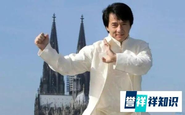 成龙与空姐合照索要地址惹争议，网友纷纷调侃