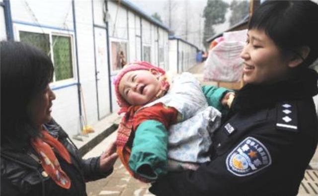 汶川地震中，一位“警察妈妈”给婴儿喂奶被破格提拔，后来怎样了？