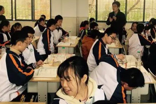 再接再厉与再接再励有什么区别?