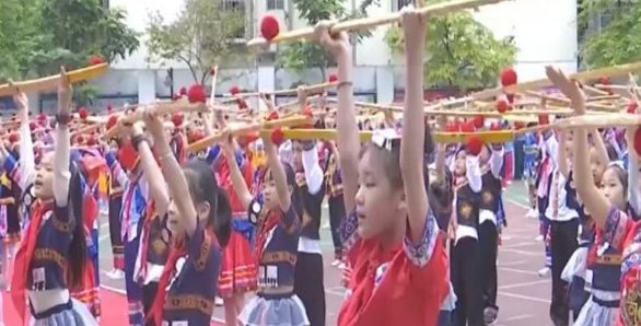 南宁千名学生齐跳扁担舞，这么做有哪些好处？