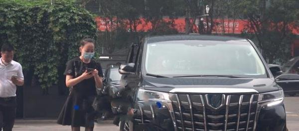 宋丹丹60岁大寿排面大，杨紫张一山齐聚，刘涛连跑两场感情深