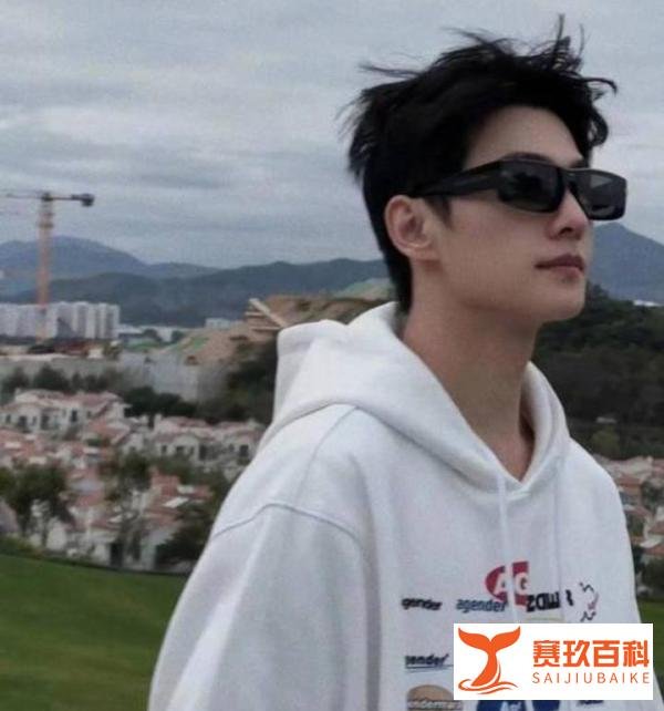 杨洋拄拐现身医院，旧伤复发引“粉丝心疼”!