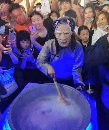 “孟婆汤”爆红网络，当摘下面具露出真容后，后来怎样？