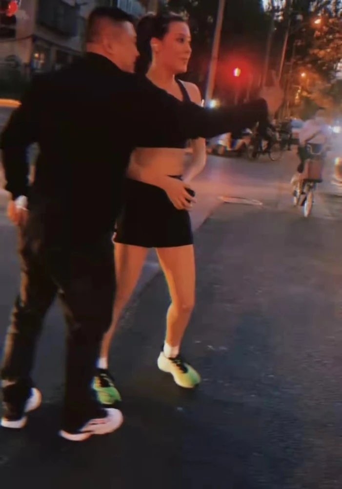 谷爱凌跑步中途被陌生男子强行拦下求合影，男子的行为有何不妥？