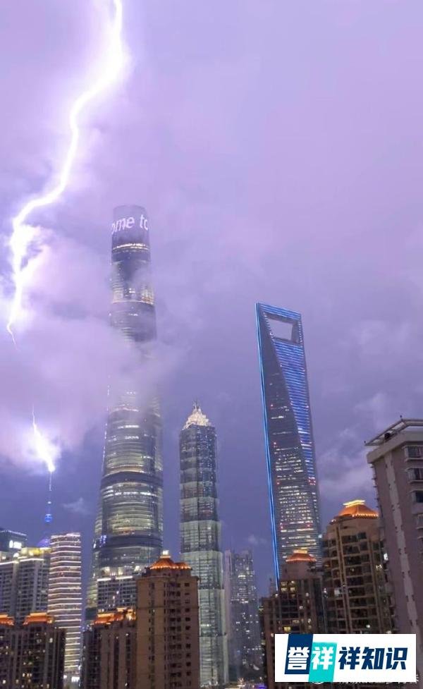 堪比大片！上海东方明珠塔被闪电击中，外滩游客发出连连惊叹