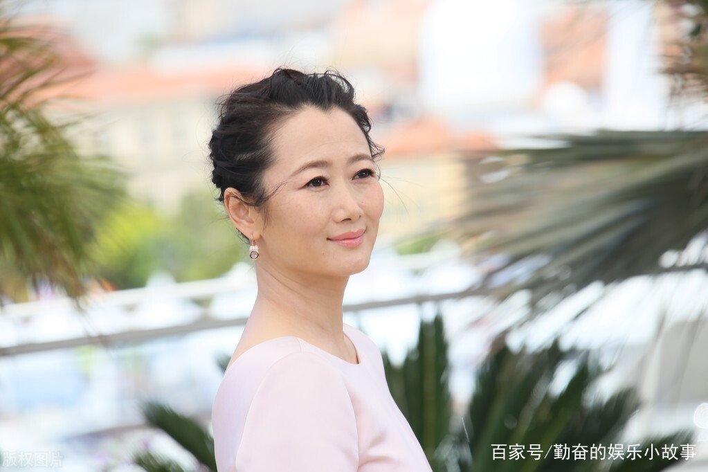 抛弃结婚10年的前妻朱炯,贾樟柯为何娶了小8岁的赵涛?