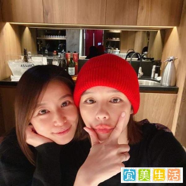 林心如与闺蜜开心聚会，霍建华紧挨妻子笑开颜，夫妻感情好