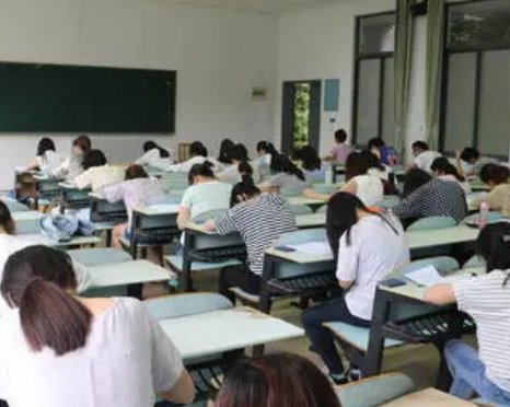 教资面试是十个人过七个吗?