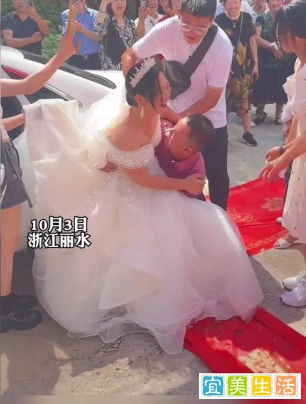 浙江38岁新娘再婚，14岁儿子抱着她出嫁，真是幸福温暖的画面