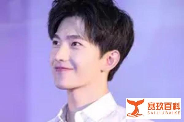 杨洋拄拐现身医院，旧伤复发引“粉丝心疼”!