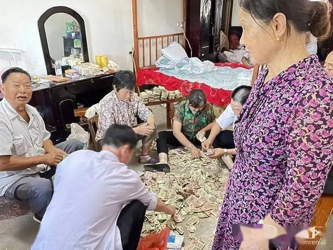 老人去世后家人整理遗物,发现了一柜子零钱,老人的晚年生活是怎样度过的?