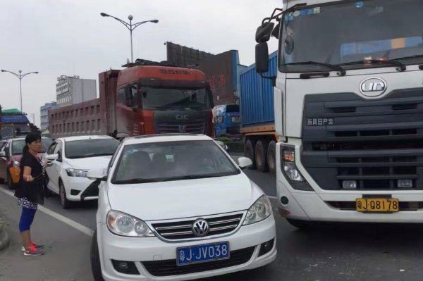教练车被货车砸扁,学员不幸身亡,身为教练,为何不懂得远离大货车?