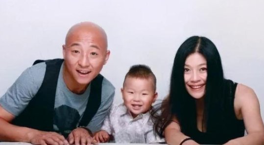 “零点乐队”周晓鸥:为何放弃一线乐队主唱,去跑龙套?有何隐情呢?