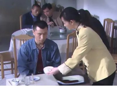 《现场铁证》警察吃饭塞纸条第几集?