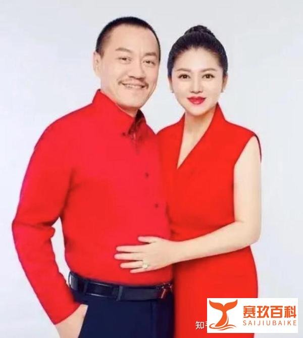 52岁雪村老婆罕露面，身材臃肿认不出，结婚13年却恩爱如初