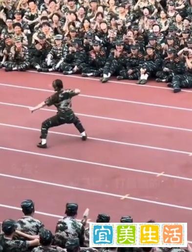 女生军训表演武术一声吼震慑全场!网友:太飒了!