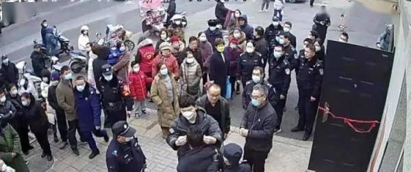 男子身藏斧头与妻子法院门口争执 这是咋情况?