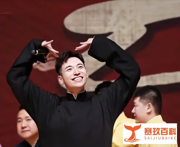 郭德纲外甥王九龙，和女友约会后在路边小便，吃零食还嗦手指