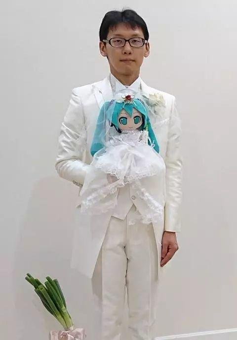 日本宅男娶初音满一年,狂晒