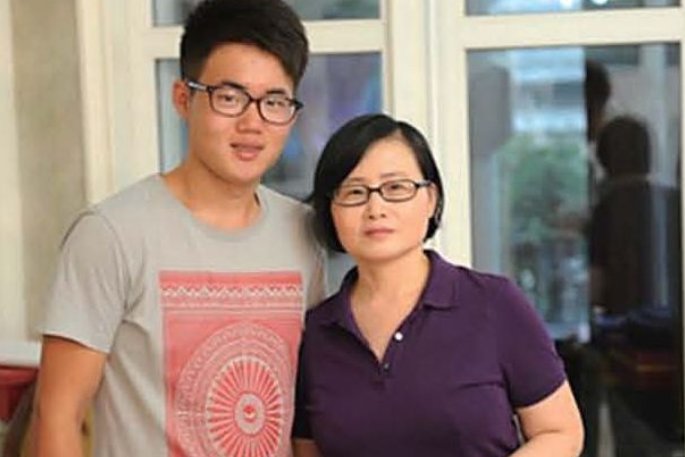 34岁男子抛妻弃子执意与52岁大妈结婚,男子不懂事,大妈也不懂事吗?