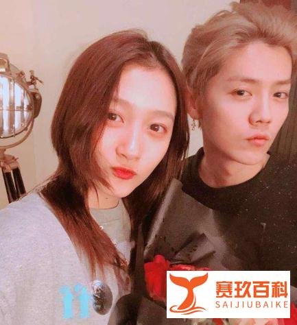 鹿晗关晓彤聚餐再被网友偶遇，关晓彤依偎鹿晗身旁小鸟依人