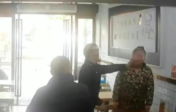 江西一店家遭执法人员扇耳光、打砸店面，当地回应惹争议