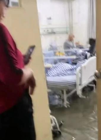 暴雨袭击！湖北潜江医院针灸室、病房全都被水淹了！