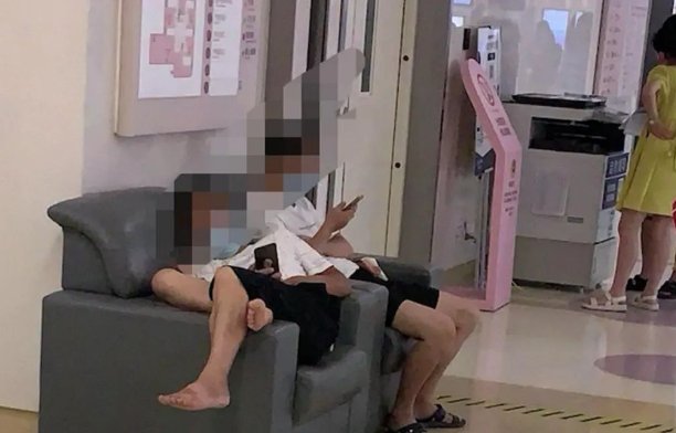 男子霸占产科沙发,多名孕妇站一旁!看到这一幕你有哪些想说的?