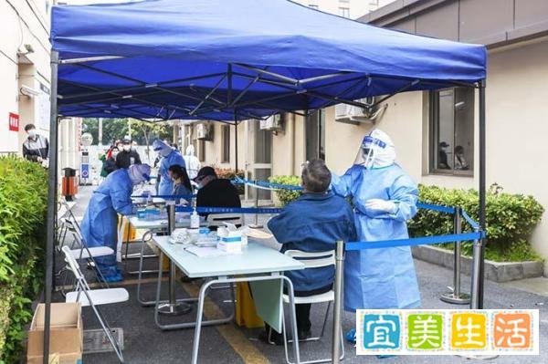 扬州某老人插队未果,向检测点志愿者吐痰,是谁给你的勇气?