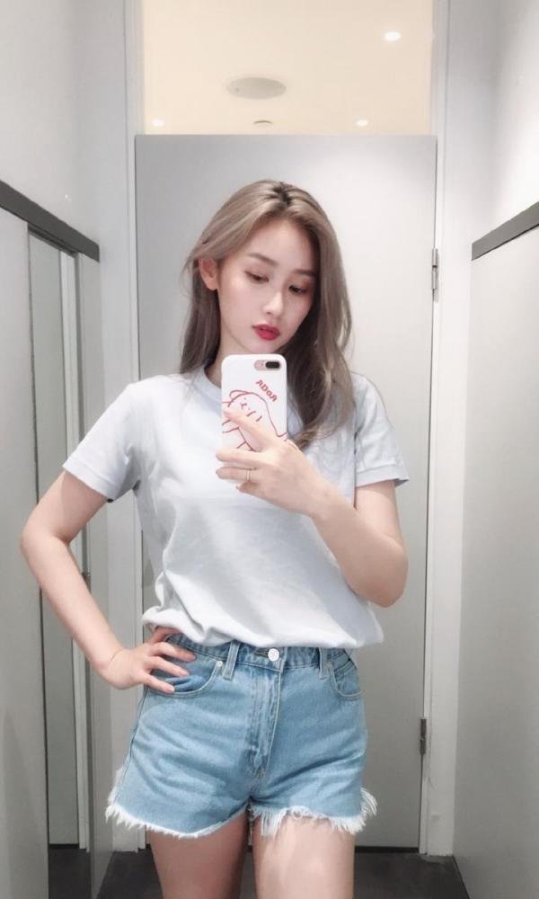 高颜值女主播汤秋儿,曾经是男球迷的福利,现在依然美到冒泡