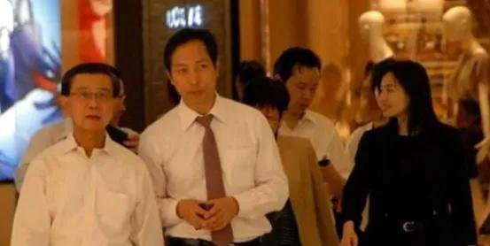 仁恒置地董事长钟声坚初中毕业，两个女儿钟思娜钟思婉美貌不凡