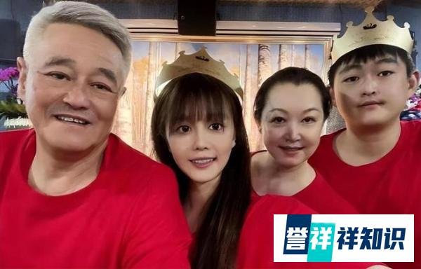 赵本山女儿今日大婚，马丽娟携儿子到达北京，拎爱马仕贵气满满