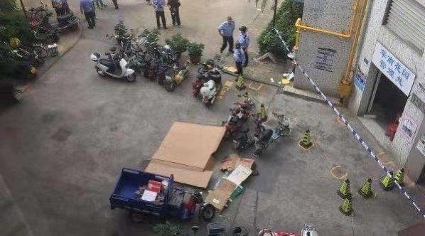 广东东莞一男子坠楼砸中快递员均死亡，无辜路人被砸死该谁来为此负责