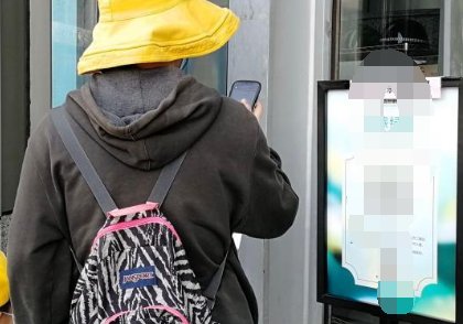 郑州女子法院门口扫码登记后被赋黄码，普通人该如何解决这种问题？