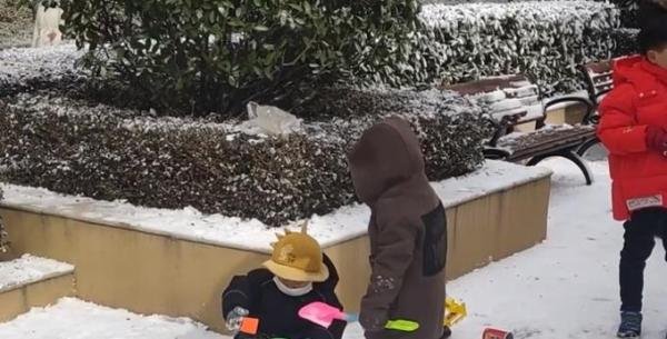 小区自购造雪机提升业主幸福度 这是咋情况？
