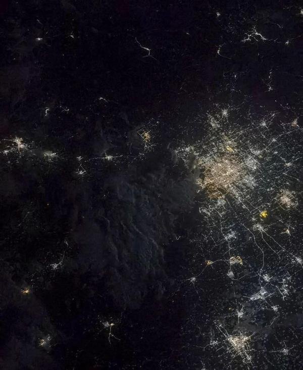 聂海胜拍北京夜景亮点是大兴机场 这是咋情况？