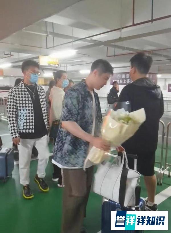 赵本山女儿今日大婚，马丽娟携儿子到达北京，拎爱马仕贵气满满