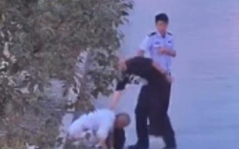 00后打工小伙被骗后反骗他人4738元,爷爷跋涉千里带他自首,一句话让人心酸…