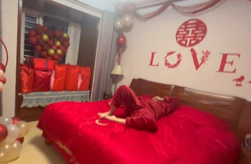 河南许昌一男子结完婚躺床上得意大笑，你对这一幕有何感触？
