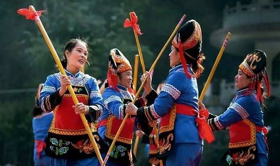 南宁千名学生齐跳扁担舞，这么做有哪些好处？