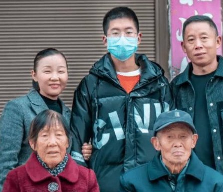 孙卓姐姐再发声：童年遭遇像“癌症“，母亲曾想砍掉自己的手，怎么回事？
