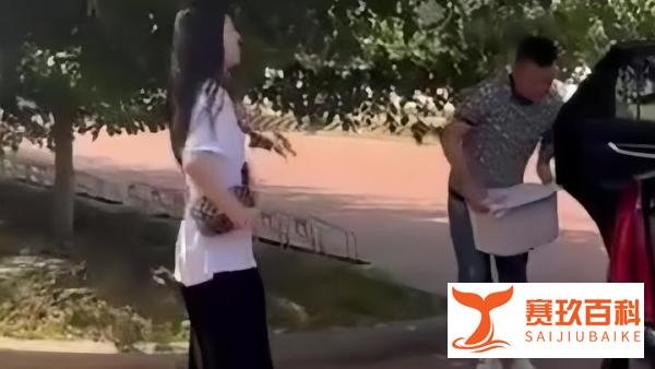 父亲送女儿外地上学哭成泪人，父爱如山，他的泪水让无数人动容