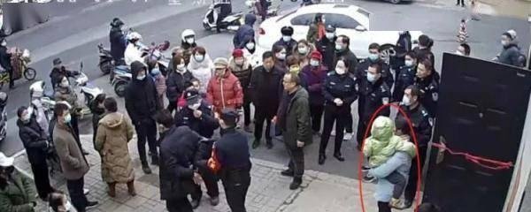 男子身藏斧头与妻子法院门口争执 这是咋情况?