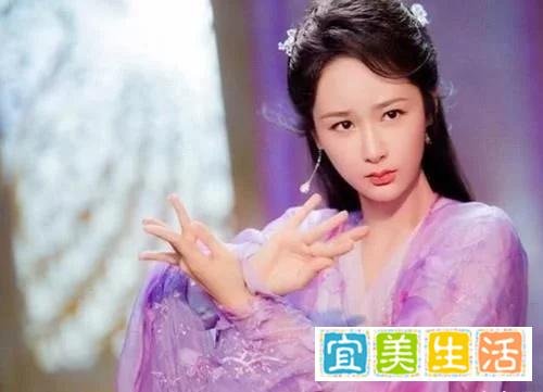 13年她抢走杨紫的角色当女主，9年后又和杨紫抢男主，33岁回归跑龙套